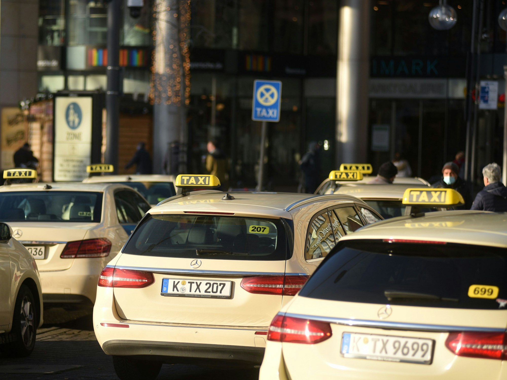 Taxis stehen am Flughagen Köln/Bonn.