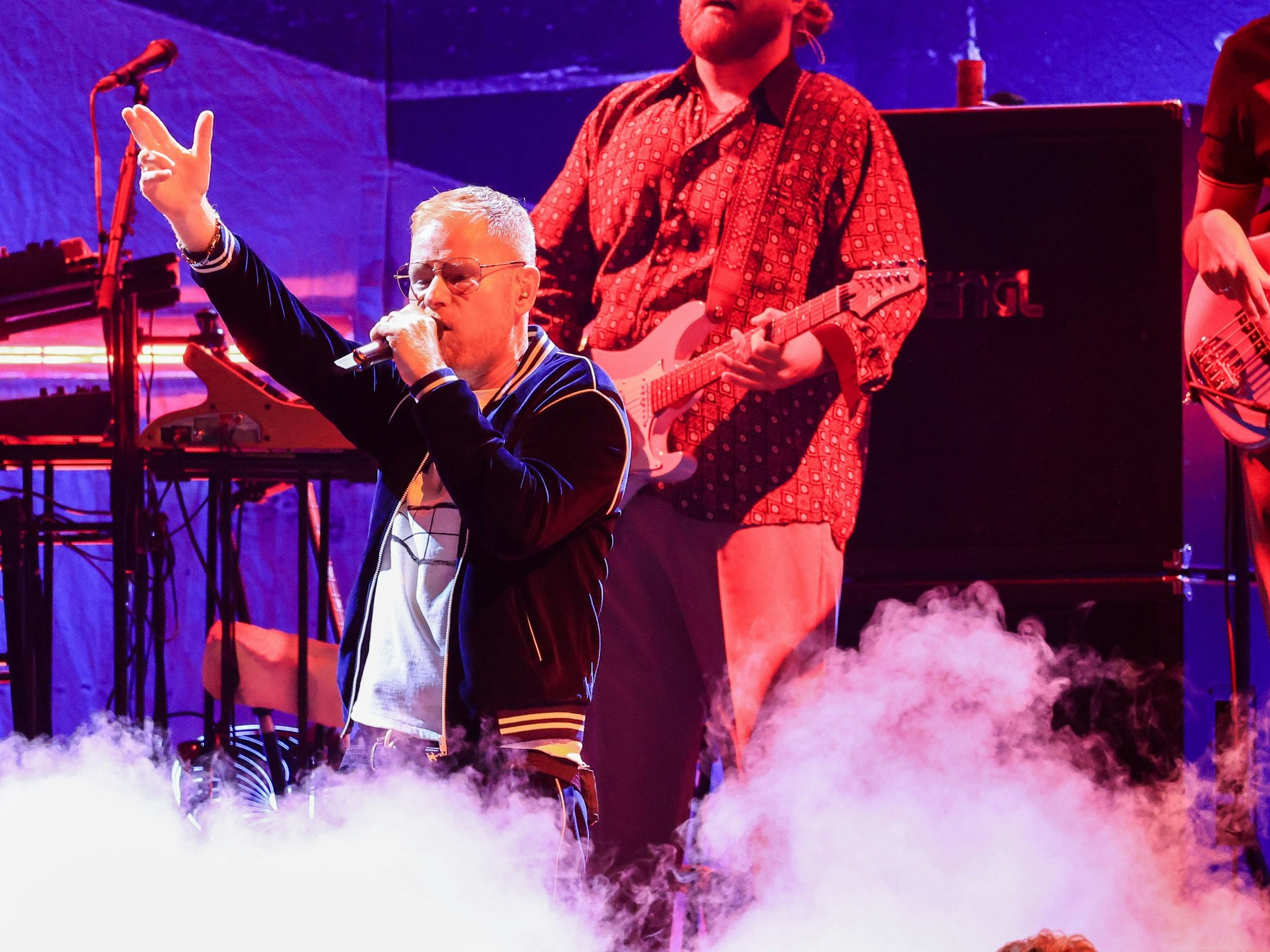 Peter Fox steht auf der Bühne in der Lanxess-Arena und singt.