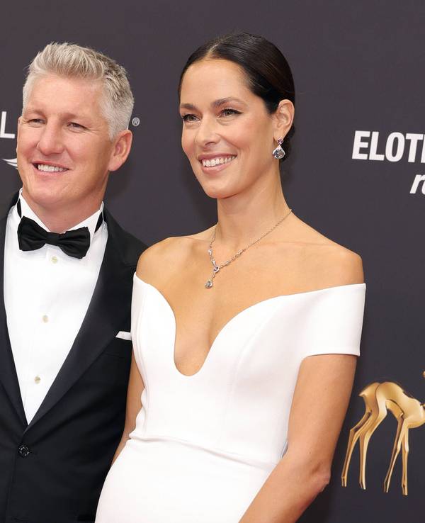 Ana Ivanovic mit Ehemann Bastian Schweinsteiger auf dem Roten Teppich der Bambi-Verleihung im Jahr 2023.
