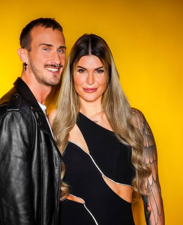 Das Foto zeigt das Sommerhaus-Paar Gloria Glumac und Michael vor einer gelben Wand.