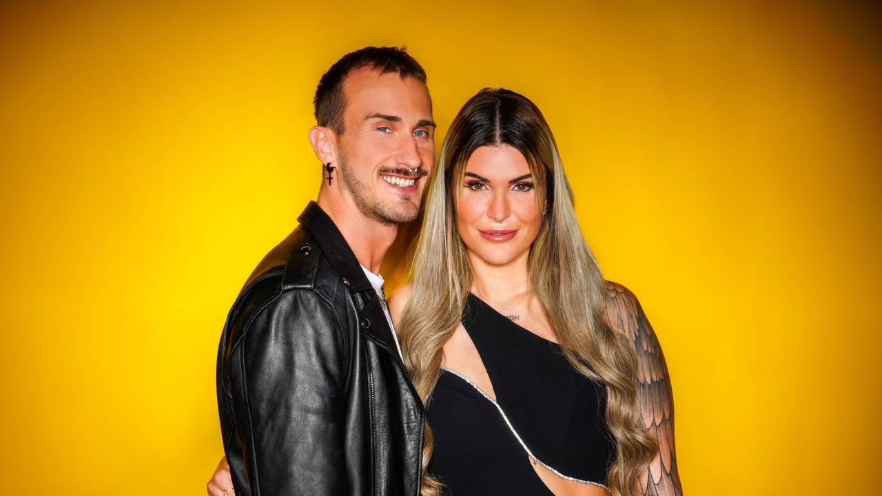 Das Foto zeigt das Sommerhaus-Paar Gloria Glumac und Michael vor einer gelben Wand.