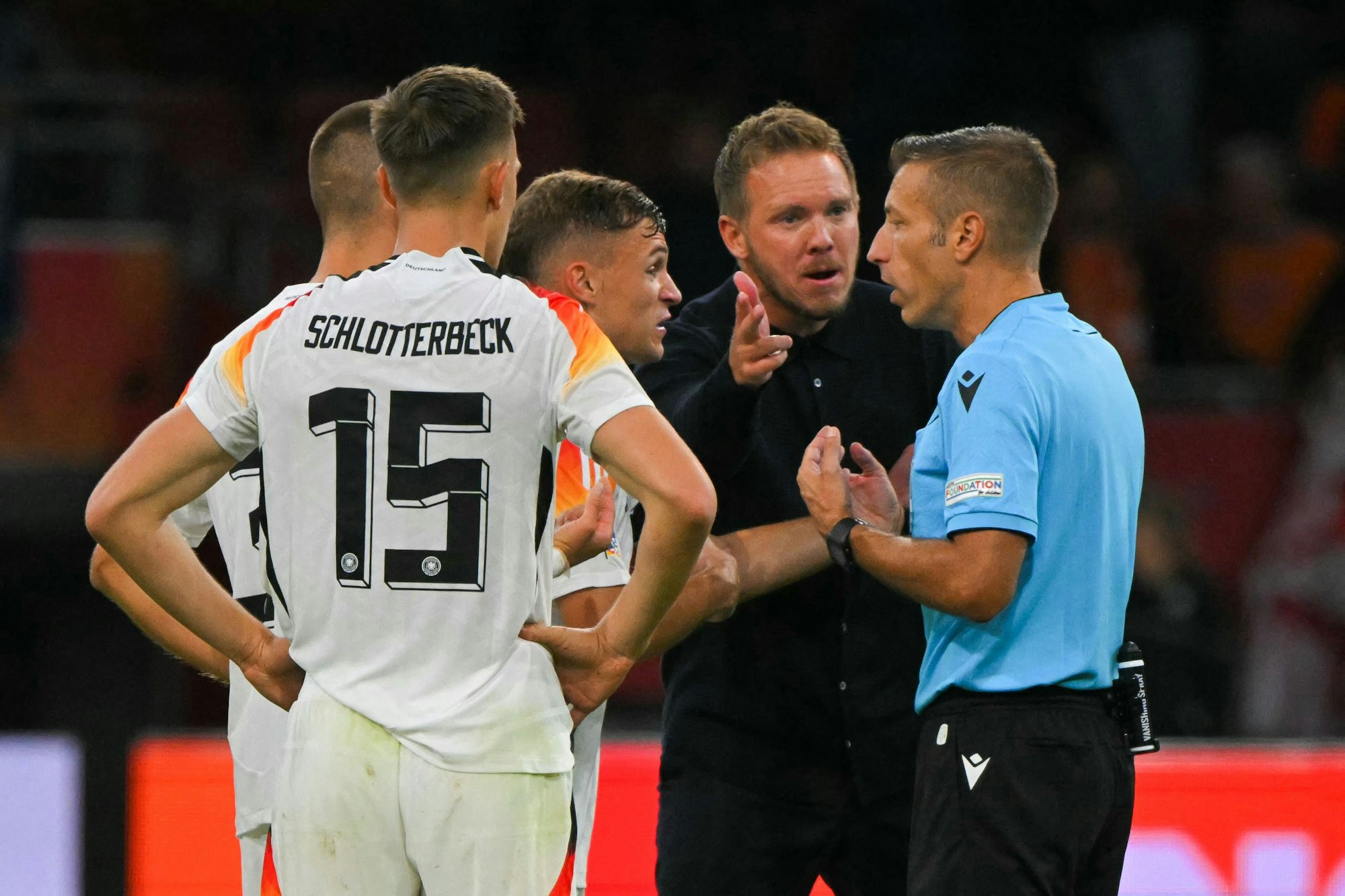 Julian Nagelsmann stellte nach Schlusspfiff Schiedsrichter Davide Massa zur Rede.