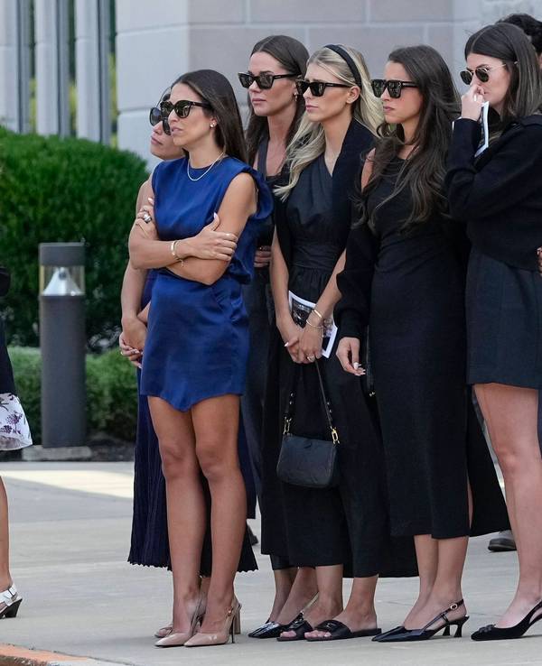 Meredith Gaudreau trägt bei der Beerdigung ein blaues Kleid.