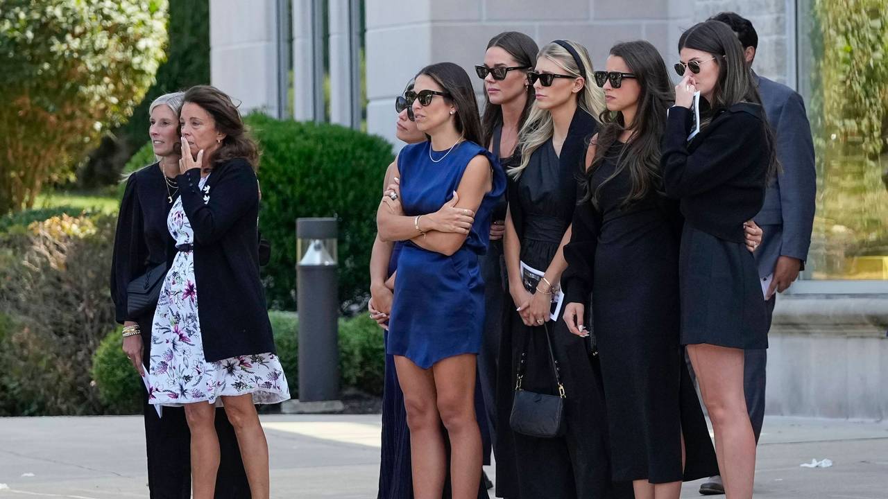 Meredith Gaudreau trägt bei der Beerdigung ein blaues Kleid.