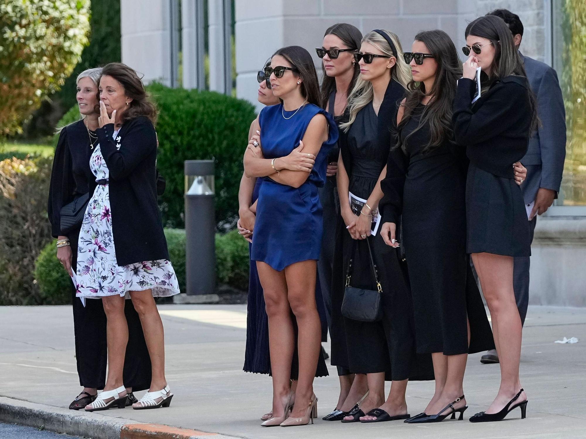 Meredith Gaudreau trägt bei der Beerdigung ein blaues Kleid.