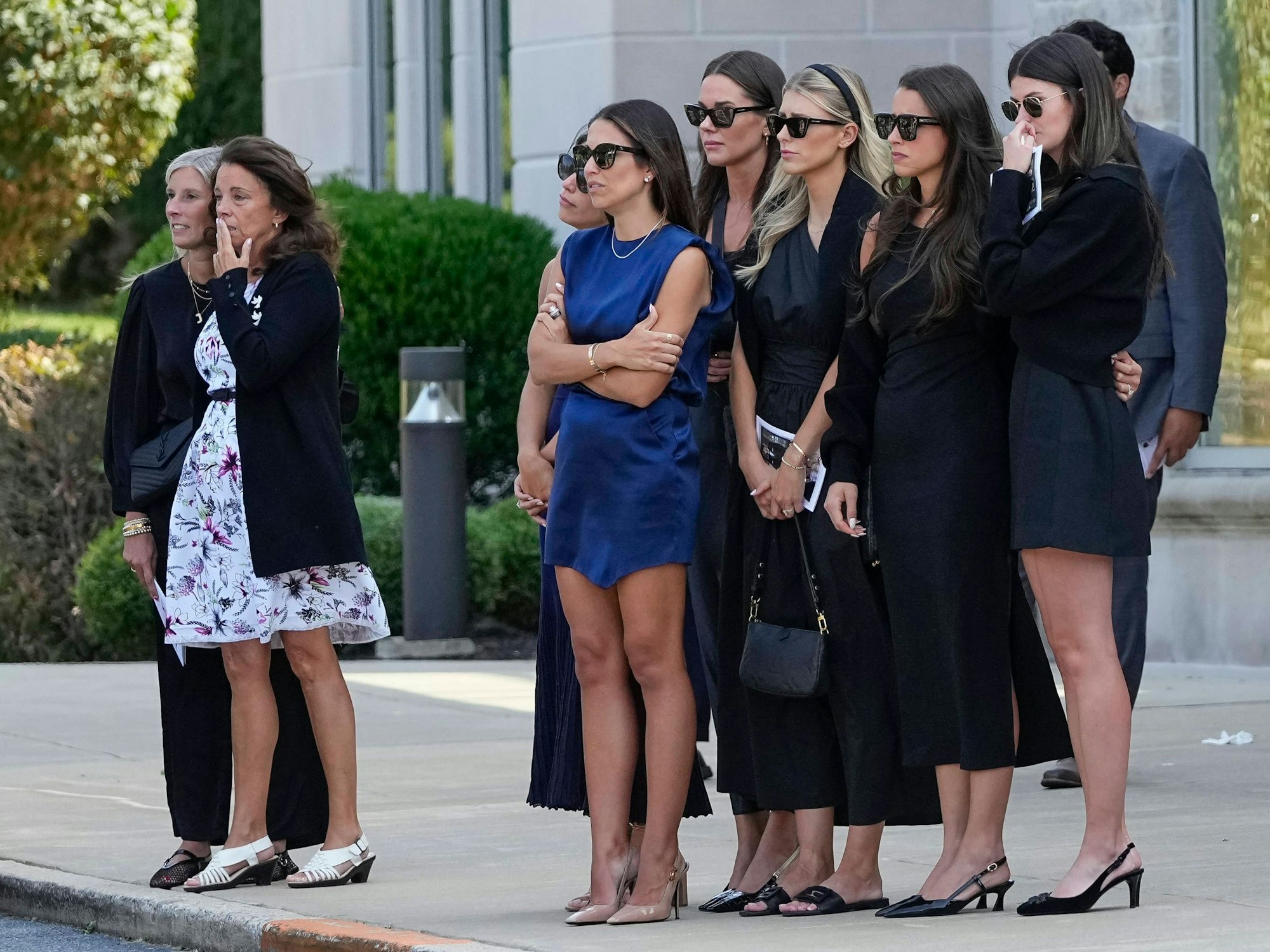 Meredith Gaudreau trägt bei der Beerdigung ein blaues Kleid.