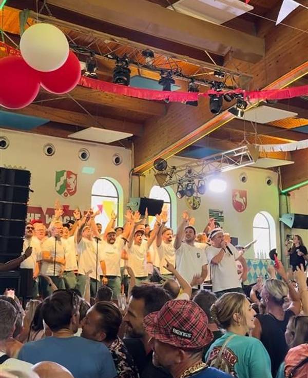 Das Foto zeigt den Chor am 23. April 2023 bei einem Auftritt in Köln.
