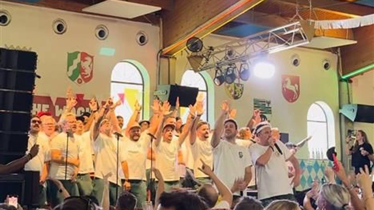 Das Foto zeigt den Chor am 23. April 2023 bei einem Auftritt in Köln.