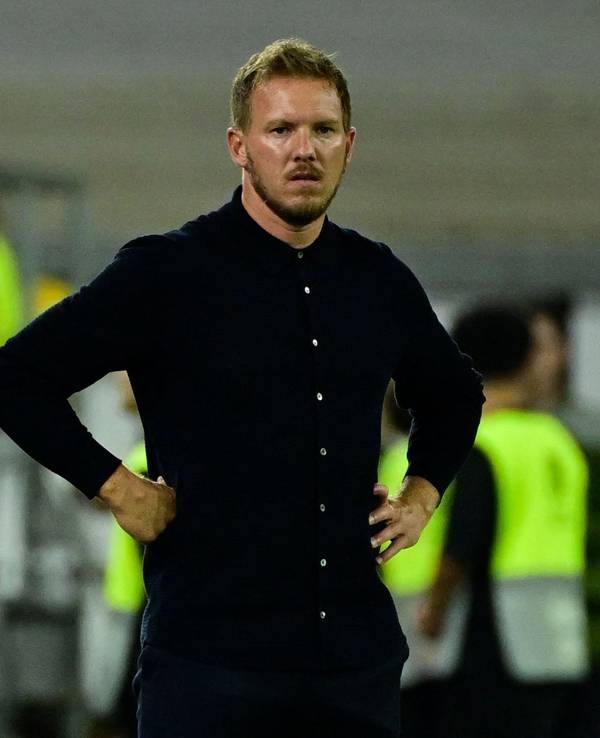 Julian Nagelsmann steht an der Seitenlinie.