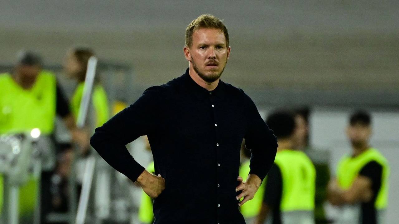 Julian Nagelsmann steht an der Seitenlinie.