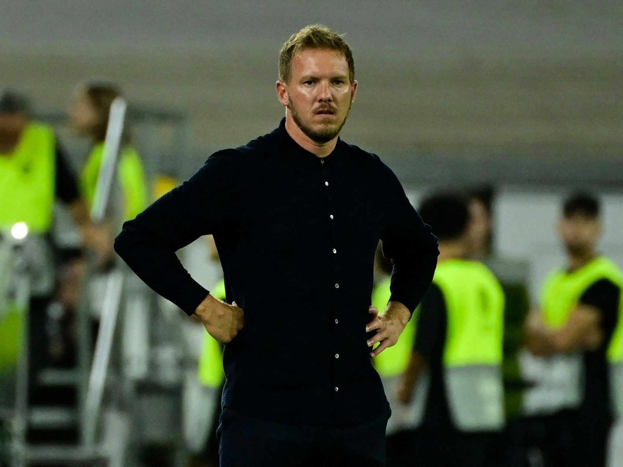Julian Nagelsmann steht an der Seitenlinie.