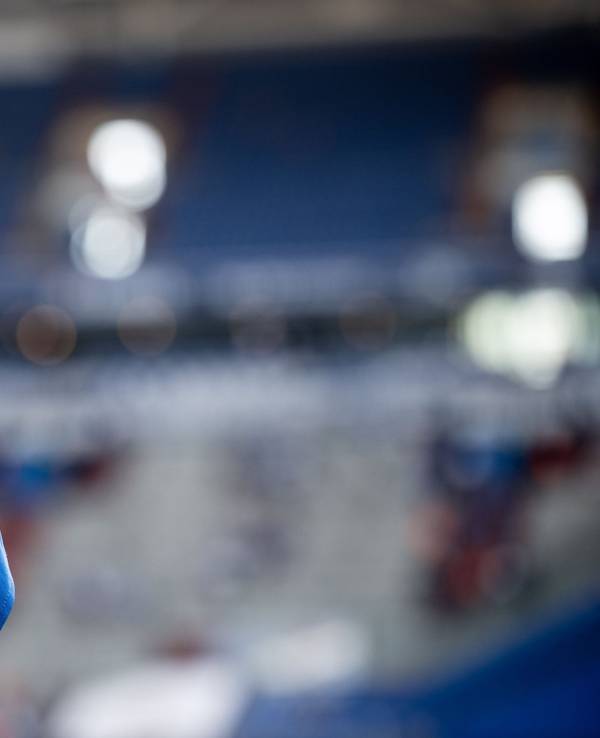 Blick in de Arena vor Spielbeginn und auf eine Eckfahne mit dem Schalke-Logo.
