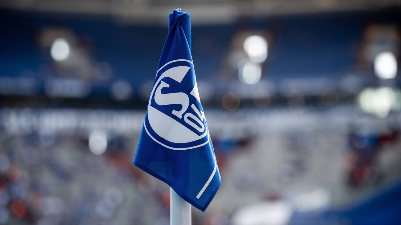 Blick in de Arena vor Spielbeginn und auf eine Eckfahne mit dem Schalke-Logo.