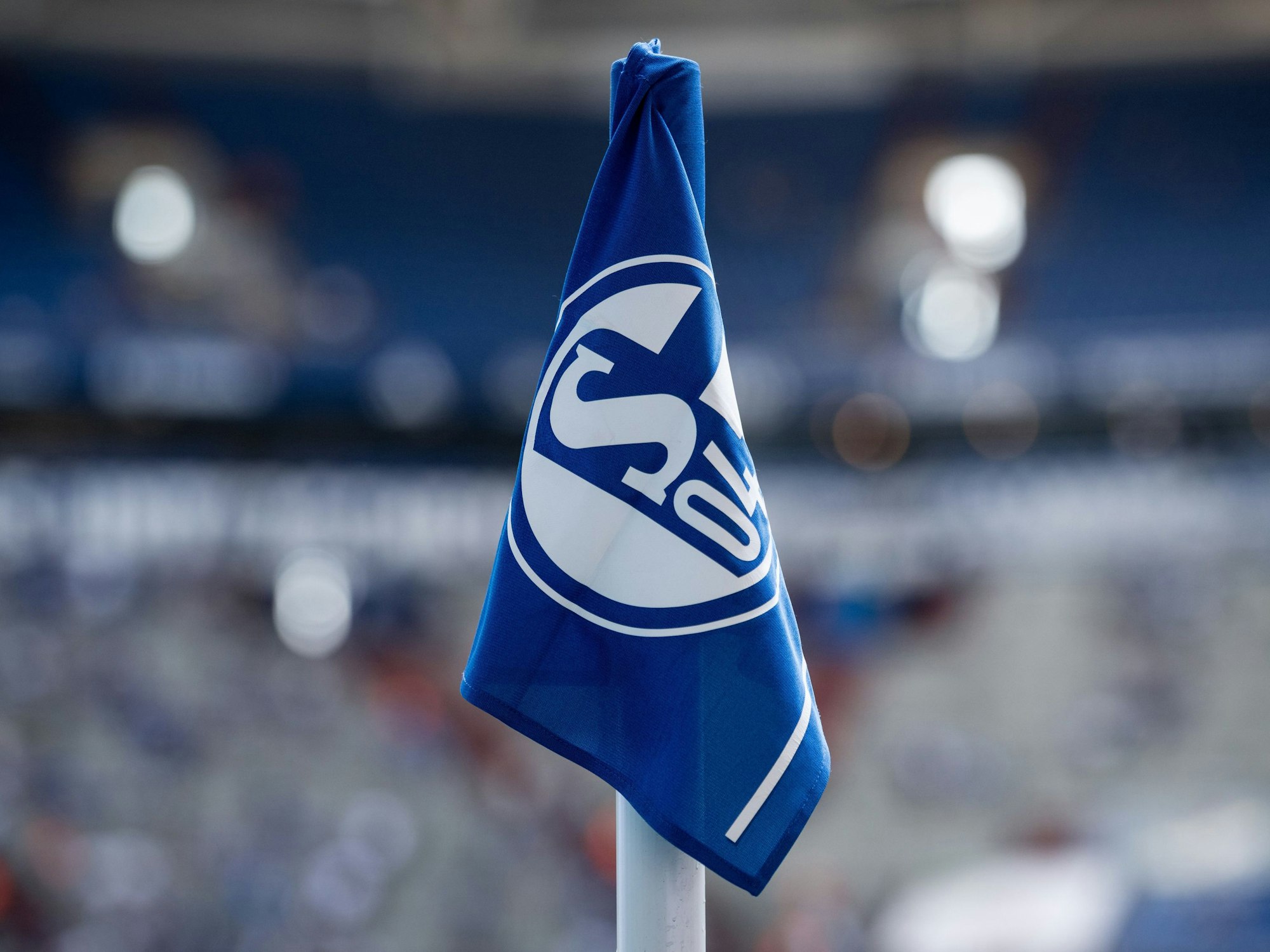 Blick in de Arena vor Spielbeginn und auf eine Eckfahne mit dem Schalke-Logo.