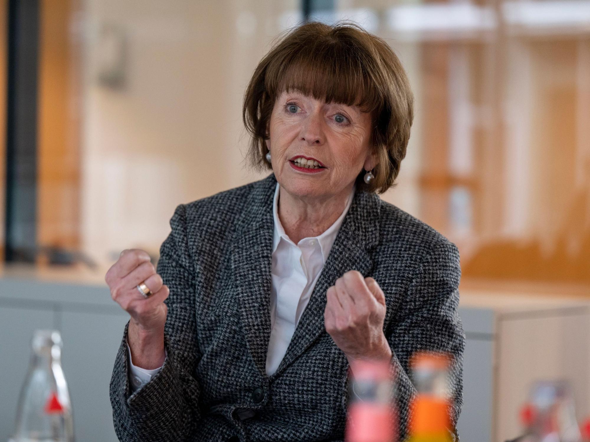 Henriette Reker gestikuliert in einem Interview mit ihren Händen.