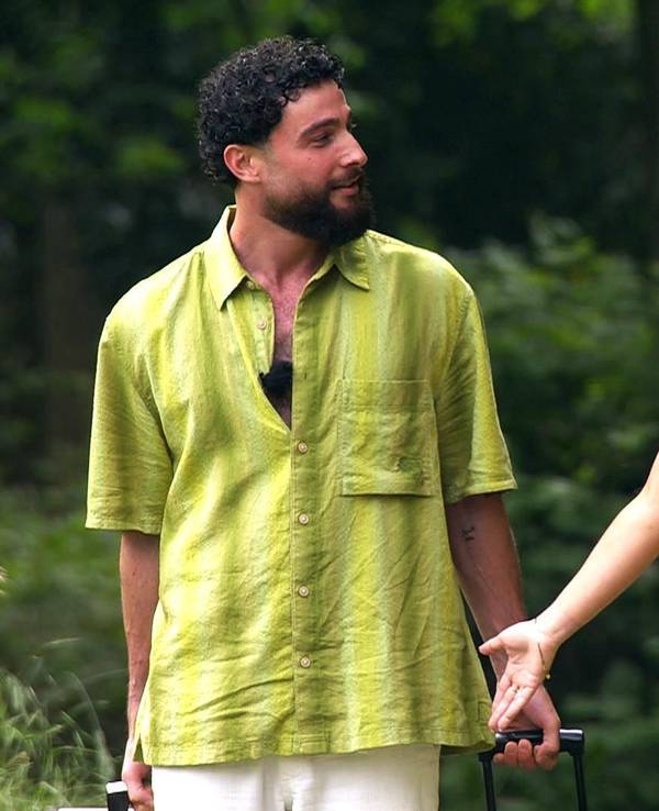 Das Foto zeigt das Sommerhaus-Paar Umut Tekin und Emma Fernlund spazierend in Folge 1.