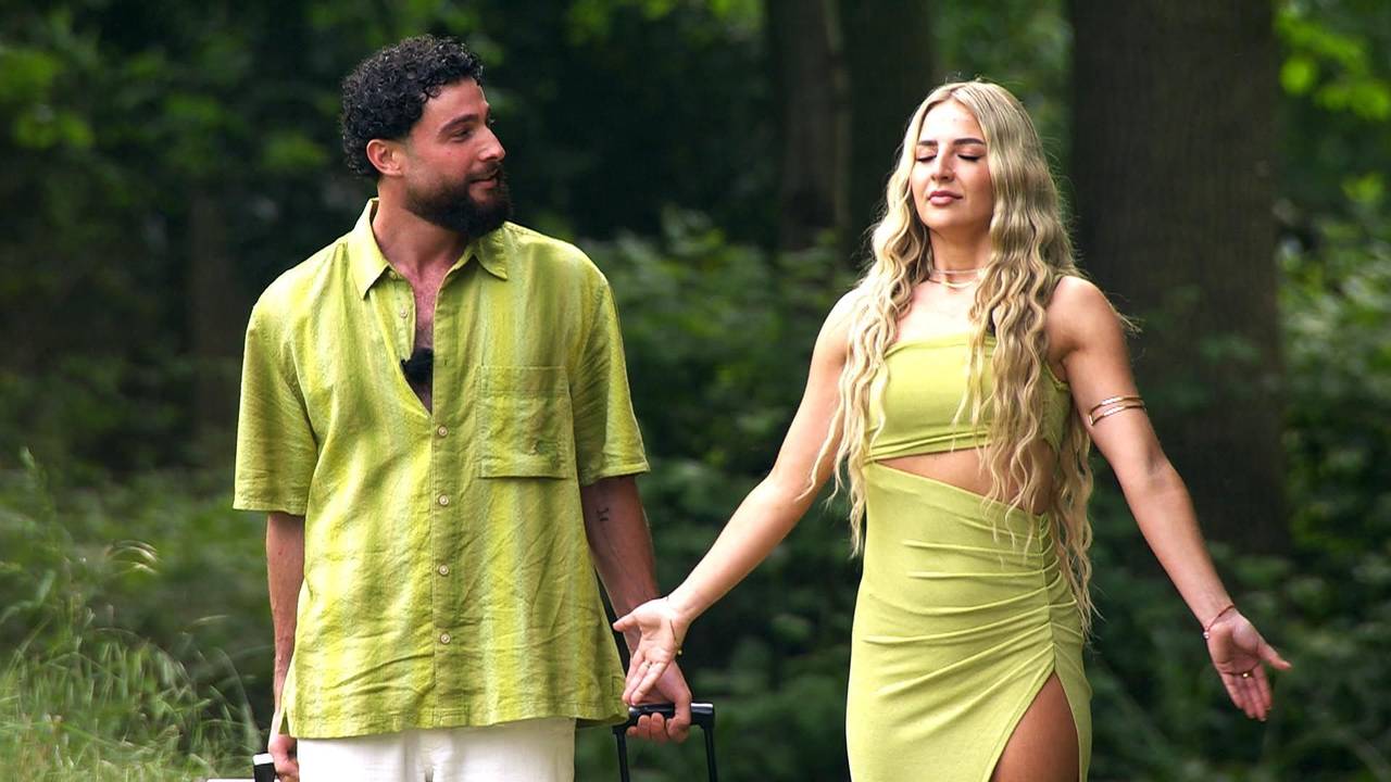 Das Foto zeigt das Sommerhaus-Paar Umut Tekin und Emma Fernlund spazierend in Folge 1.