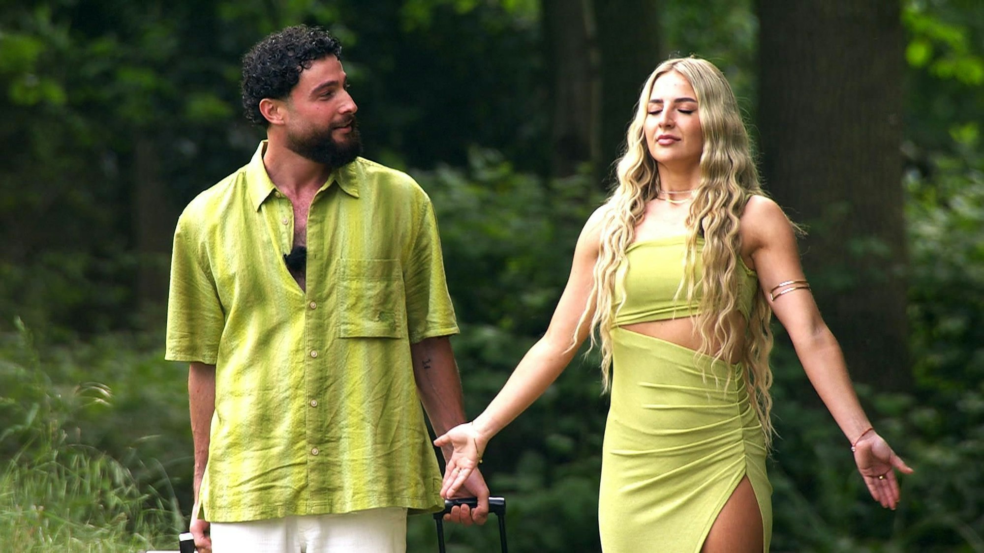 Das Foto zeigt das Sommerhaus-Paar Umut Tekin und Emma Fernlund spazierend in Folge 1.