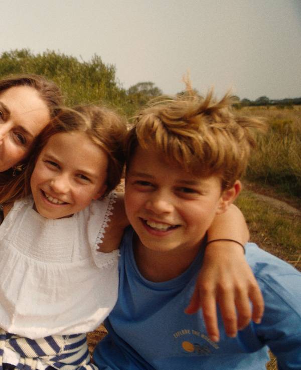 Dieses vom Kensington-Palast zur Verfügung gestellte Foto zeigt Kate (M), Prinzessin von Wales, William (2.v.l), Prinz von Wales, Prinz George (r), Prinzessin Charlotte (2.v.r) und Prinz Louis.