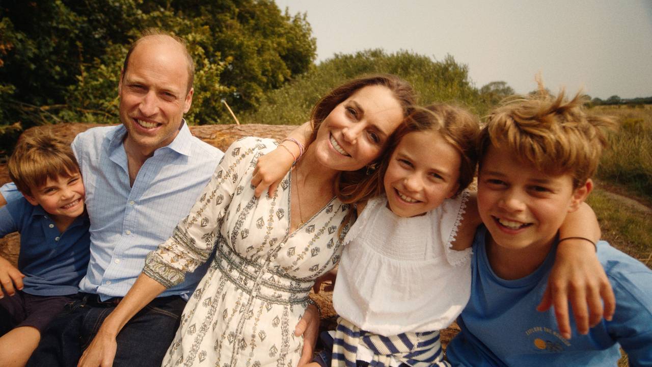 Dieses vom Kensington-Palast zur Verfügung gestellte Foto zeigt Kate (M), Prinzessin von Wales, William (2.v.l), Prinz von Wales, Prinz George (r), Prinzessin Charlotte (2.v.r) und Prinz Louis.