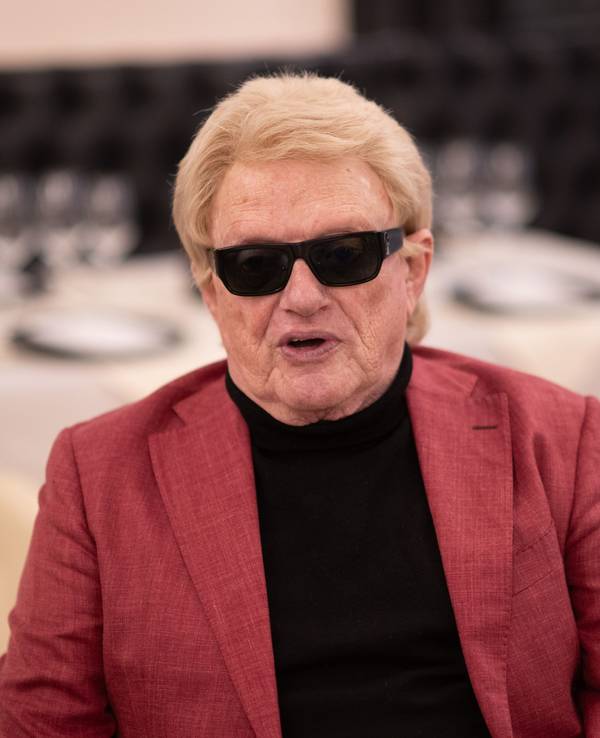 Sänger Heino sitzt anlässlich eines Pressetermins zu seiner Europa-Kirchentournee unter dem Motto «Die Himmel rühmen» im Oktober 2023 in einem Restaurant im Taschenbergpalais.