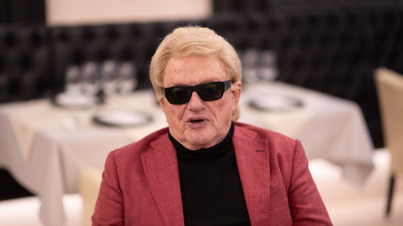 Sänger Heino sitzt anlässlich eines Pressetermins zu seiner Europa-Kirchentournee unter dem Motto «Die Himmel rühmen» im Oktober 2023 in einem Restaurant im Taschenbergpalais.