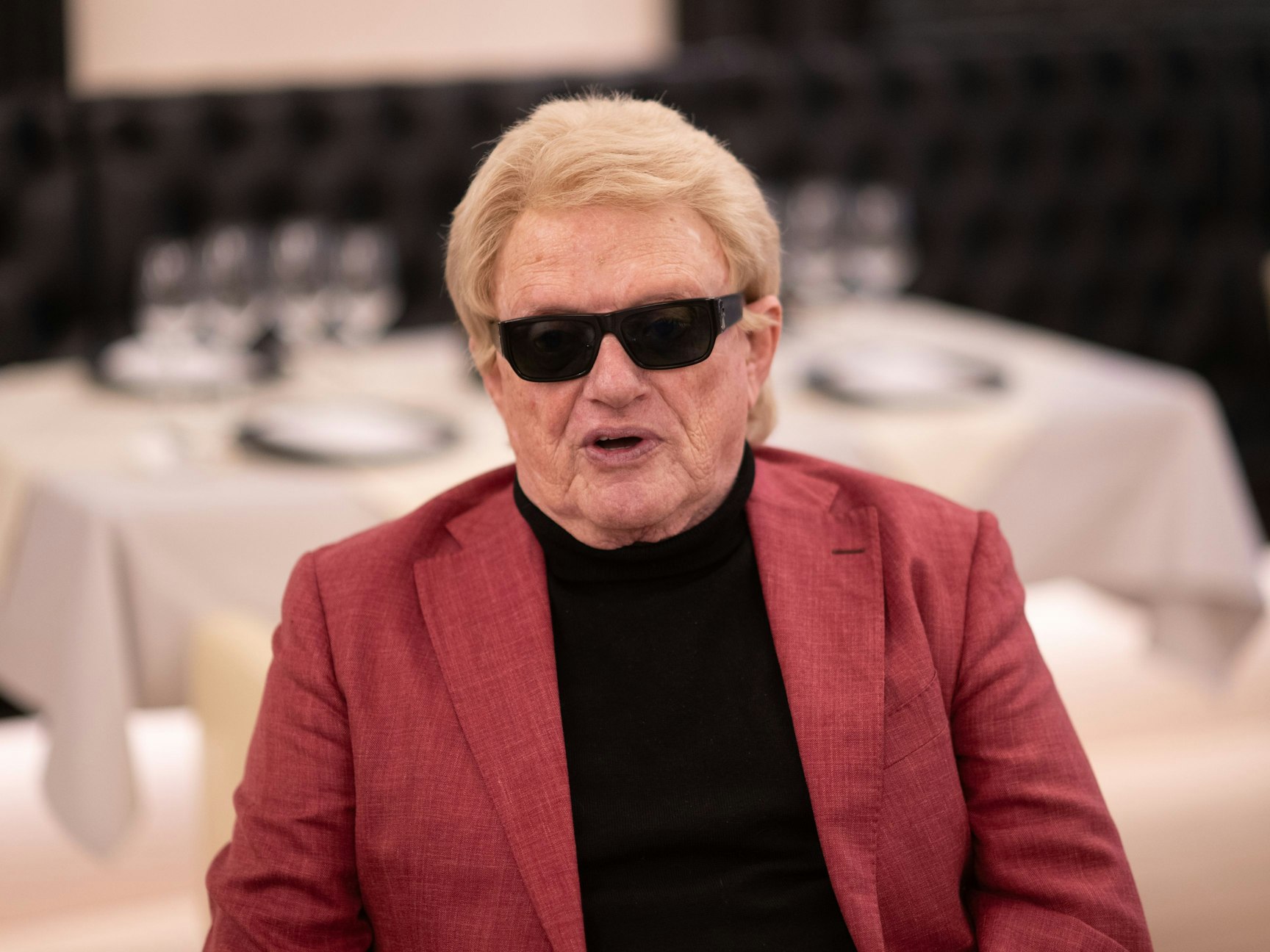 Sänger Heino sitzt anlässlich eines Pressetermins zu seiner Europa-Kirchentournee unter dem Motto «Die Himmel rühmen» im Oktober 2023 in einem Restaurant im Taschenbergpalais.