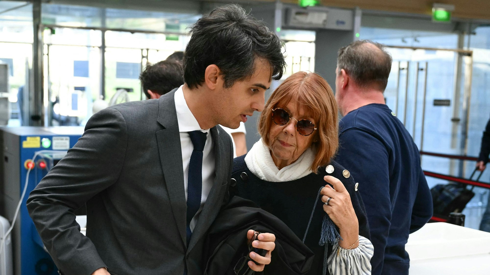 Gisele Pelicot ist die Ehefrau von Dominique Pelicot, hier kommt sie am 10. September mit ihrem Anwalt zum Gericht.