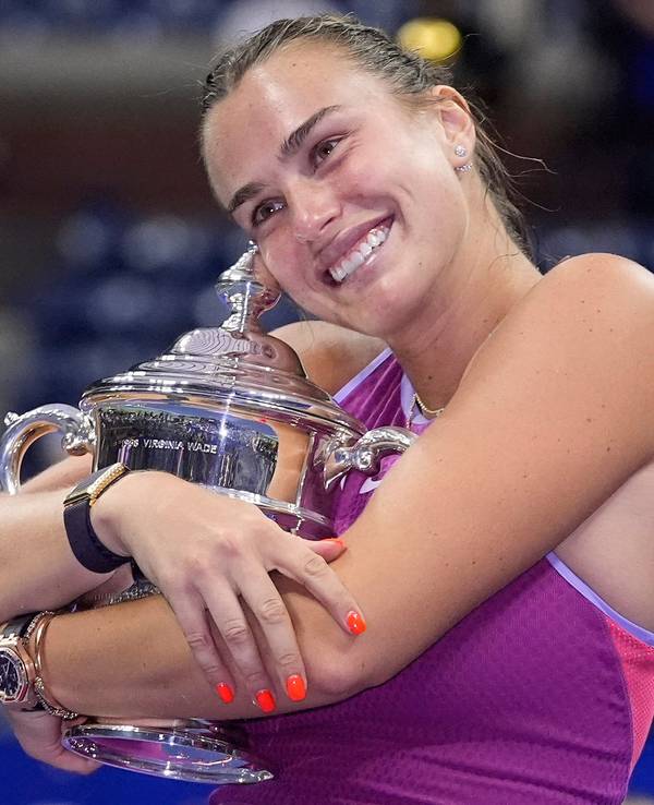 Aryna Sabalenka hält ihren Pokal in den Armen.