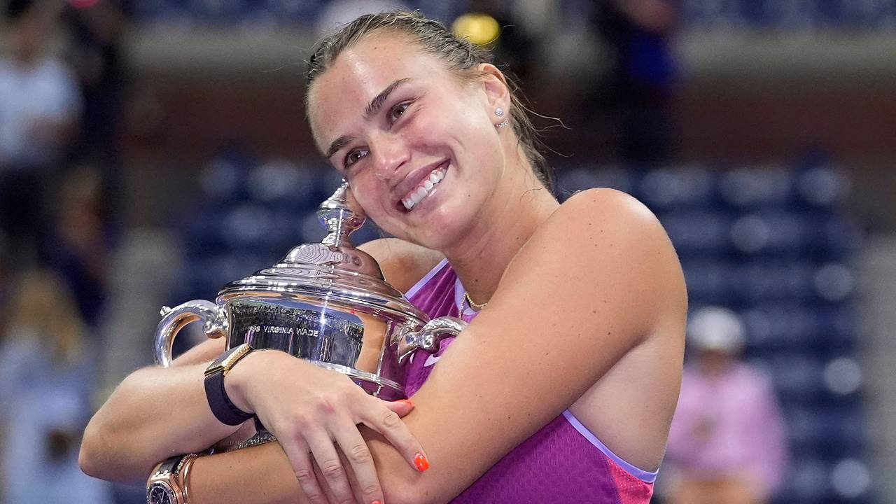 Aryna Sabalenka hält ihren Pokal in den Armen.