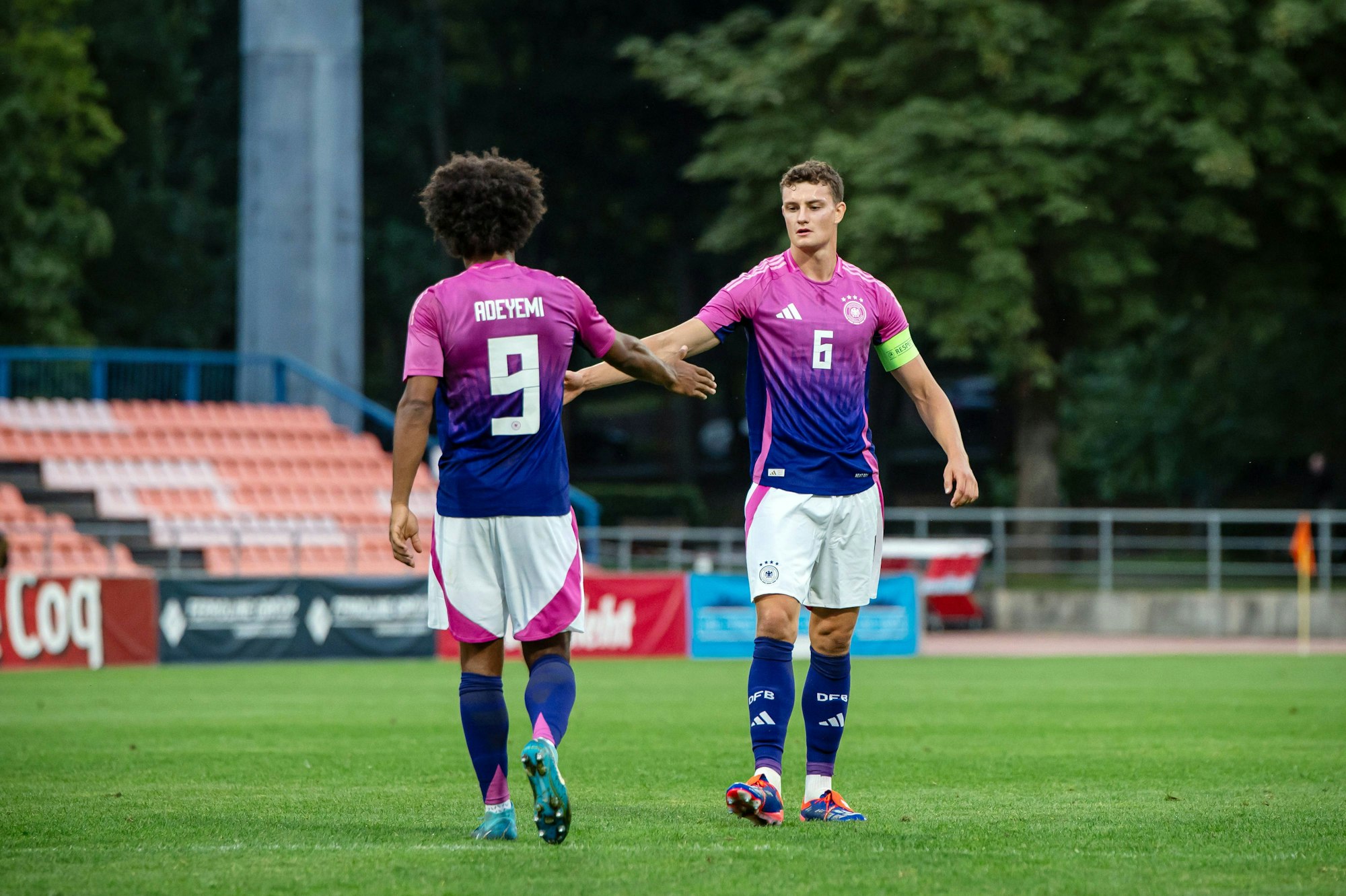 Eric Martel und Karim Adeyemi klatschen ab.