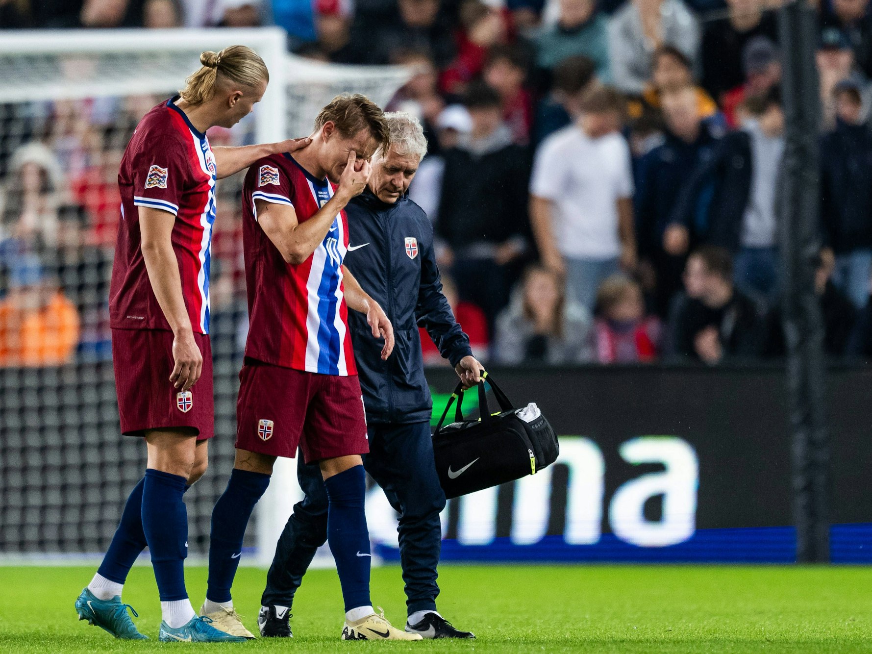 Martin Ödegaard humpelt vom Platz und wird von Erling Haaland getröstet.