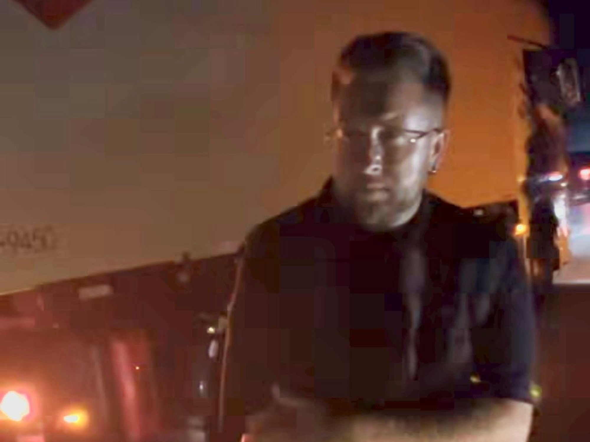 Sichtlich geschockt steht Timo Schulz vom Streamer-Duo Tisi Schubech an der Unfallstelle in der Nacht auf Dienstag (10. September 2024).