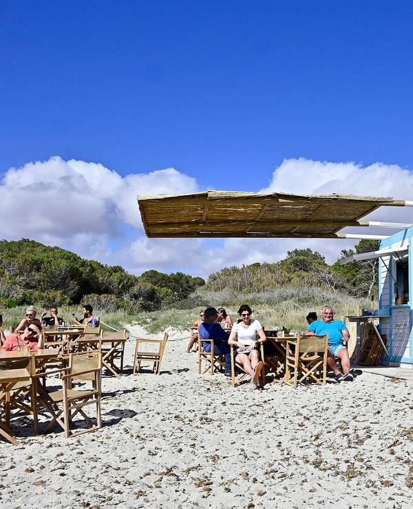 Das Foto zeigt eine Bar (Chiringuito) am Strand von Colonia de Sant Jordi, einem Küstenort auf der spanischen Baleareninsel Mallorca.