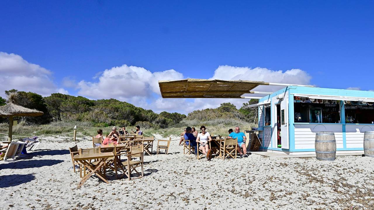 Das Foto zeigt eine Bar (Chiringuito) am Strand von Colonia de Sant Jordi, einem Küstenort auf der spanischen Baleareninsel Mallorca.