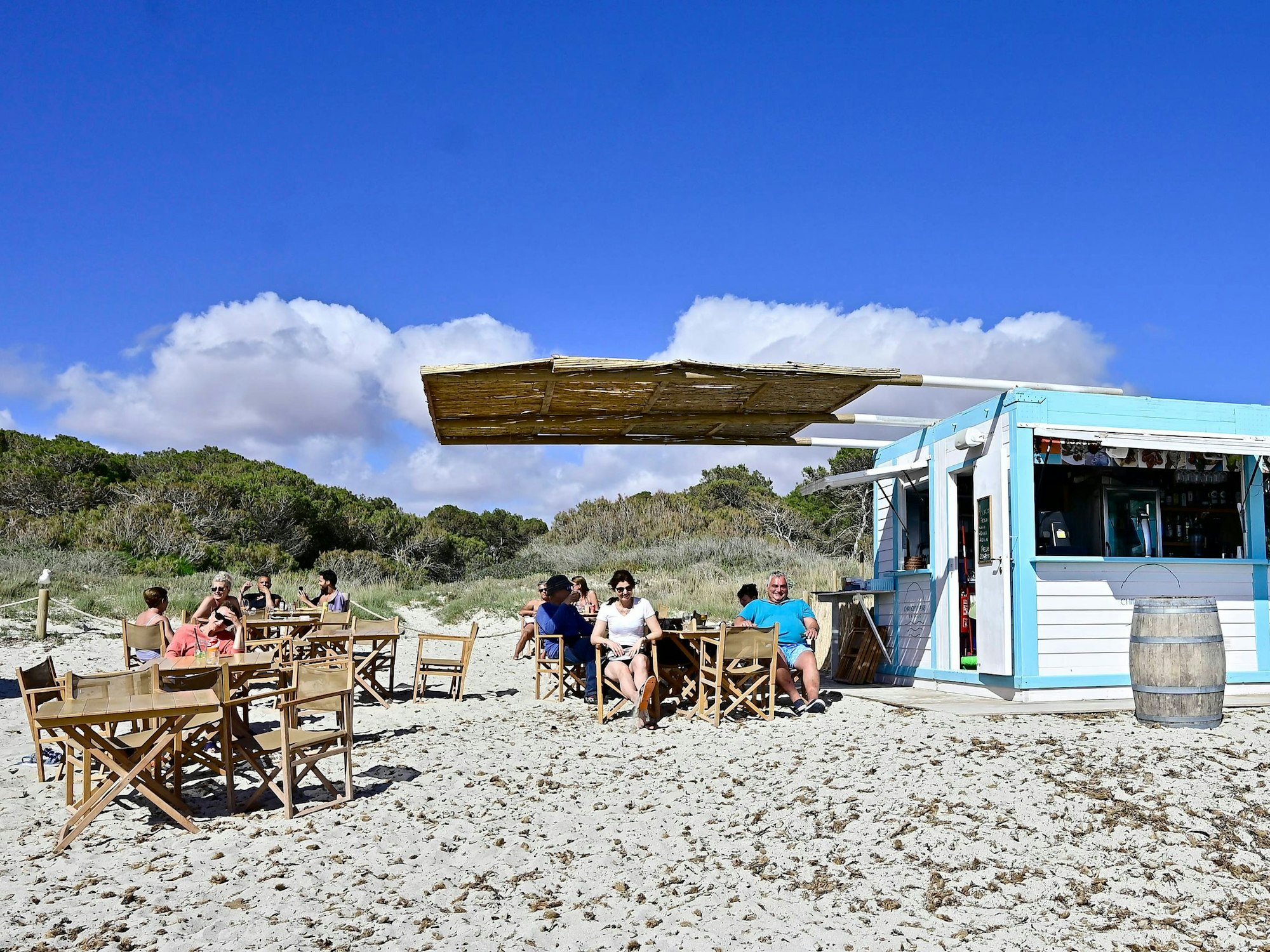 Das Foto zeigt eine Bar (Chiringuito) am Strand von Colonia de Sant Jordi, einem Küstenort auf der spanischen Baleareninsel Mallorca.
