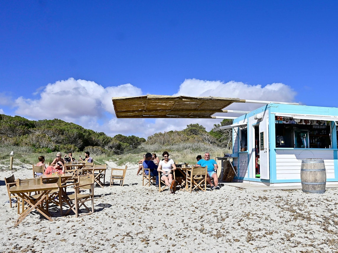 Das Foto zeigt eine Bar (Chiringuito) am Strand von Colonia de Sant Jordi, einem Küstenort auf der spanischen Baleareninsel Mallorca.