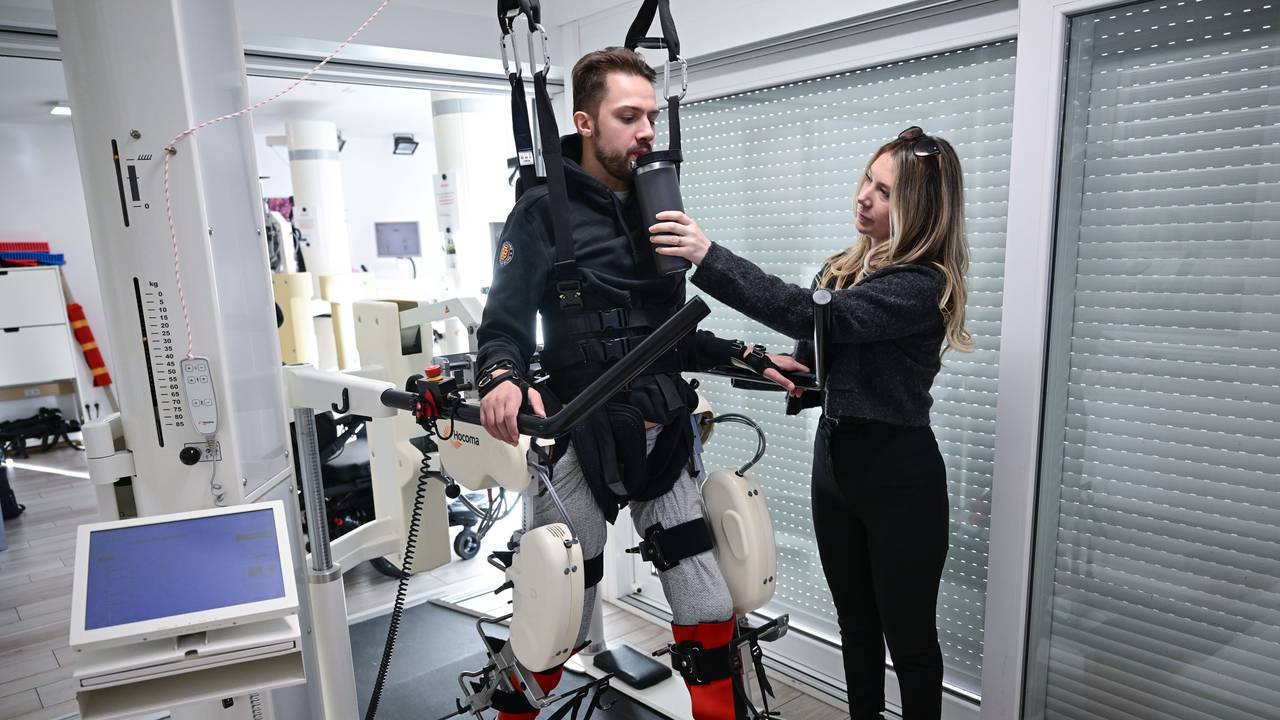Der ehemalige Eishockeyspieler Mike Glemser () absolviert in einer Reha eine Übungseinheit bei einer Robotergestützten Gangtherapie. Rechts seine Freundin und Stütze Lara Lindmayer.