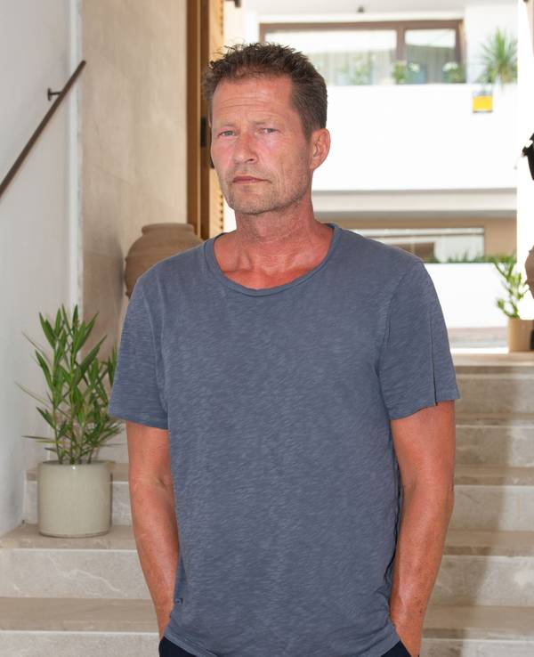 Til Schweiger, Schauspieler und Regisseur aus Deutschland, steht vor seinem neuen «Barefoot Hotel Mallorca» an der Ostküste Mallorcas. +++ dpa-Bildfunk +++