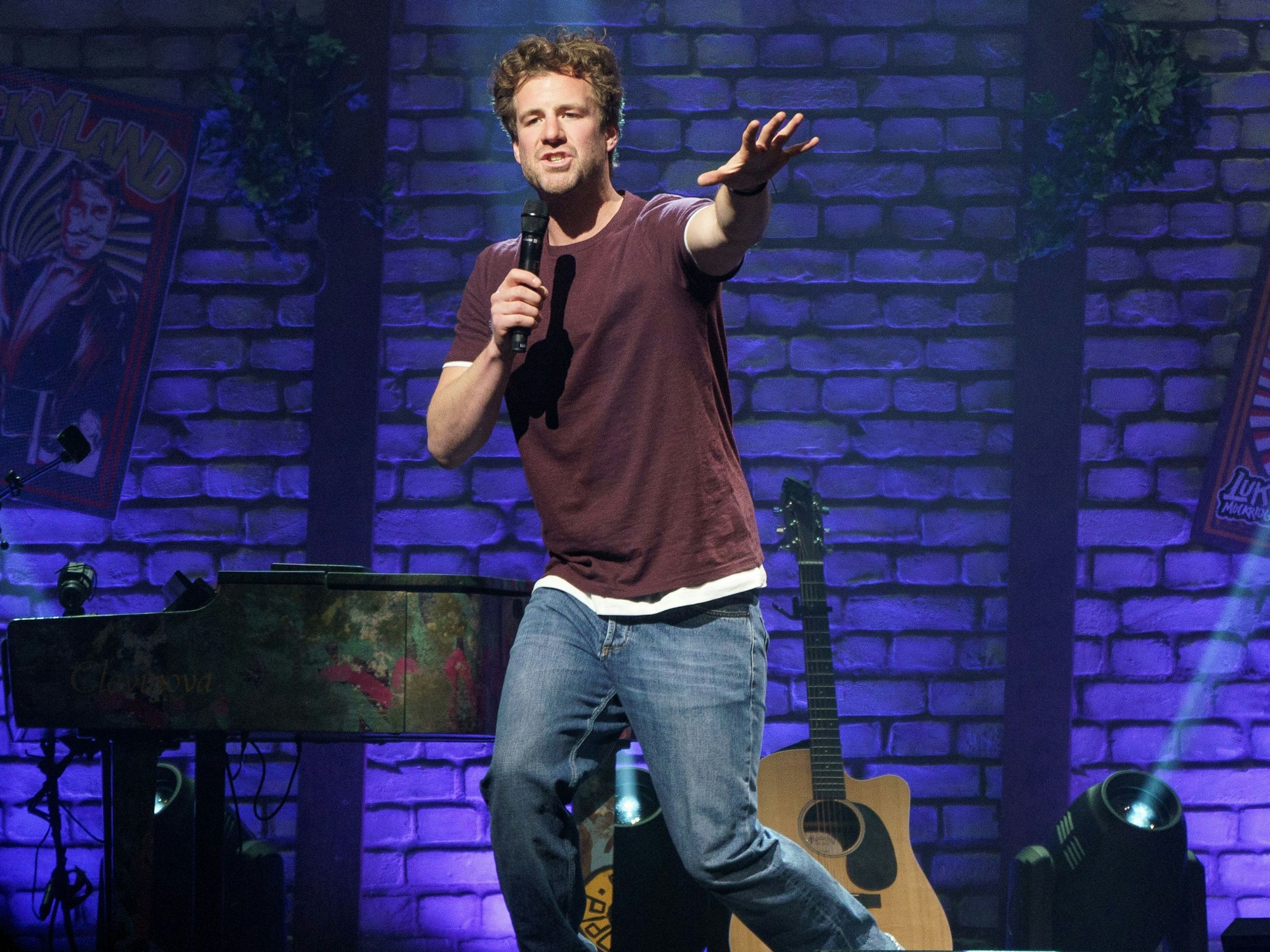 Luke Mockridge steht bei seiner Tour „A way back to Luckyland“ 2022 auf der Bühne der Wunderino-Arena.