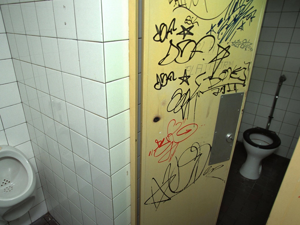 Eine verschmierte Kölner Schultoilette am 11. Juli 2003