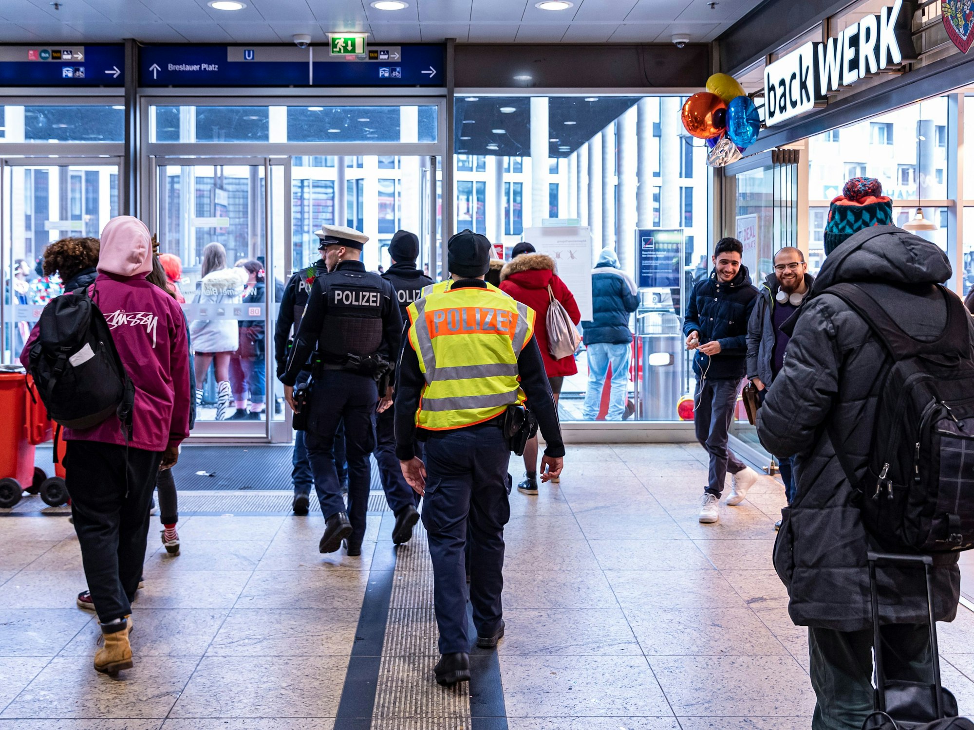 Polizisten gehen zur Kontrolle durch den Hauptbahnhof in Köln.