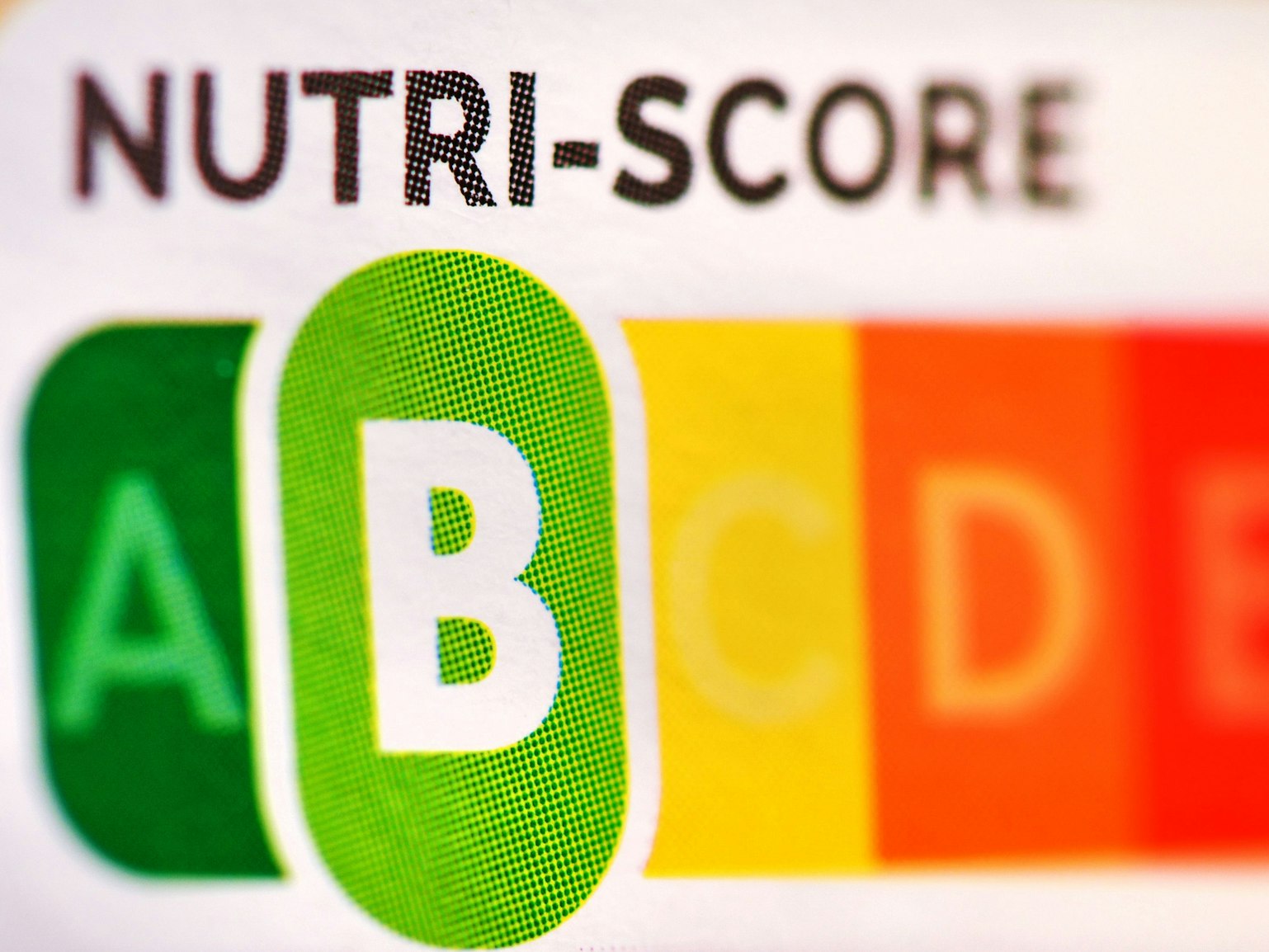 Der farblich gekennzeichnete „Nutri-Score“ auf Lebensmitteln soll Konsumierenden dabei helfen, sich bewusster zu ernähren. Nach einer Umstellung in der Berechnung steigt jetzt ein Pionier dieser freiwilligen Kennzeichnung teilweise wieder aus.