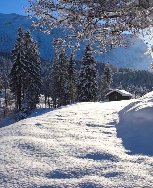 Winterlandschaft in Bayern Tief verschneiter Forstweg in der Nähe von Garmisch-Partenkirchen mit Blick auf das Wettersteingebirge Klais Bayern Deutschland.