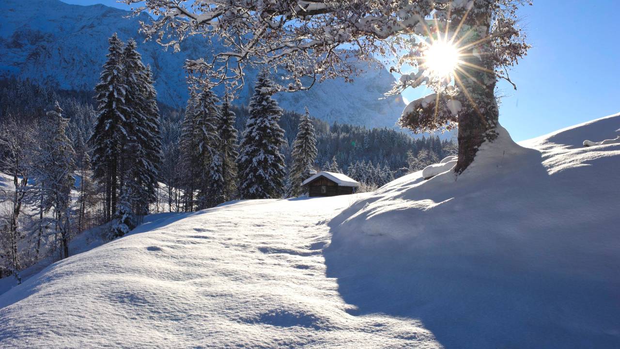 Winterlandschaft in Bayern Tief verschneiter Forstweg in der Nähe von Garmisch-Partenkirchen mit Blick auf das Wettersteingebirge Klais Bayern Deutschland.