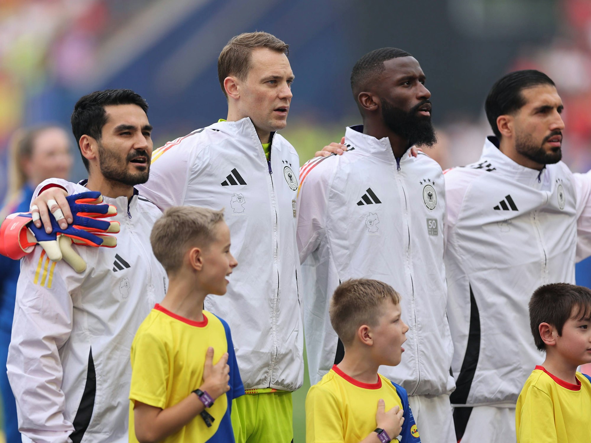 İlkay Gündoğan, Manuel Neuer, Antonio Rüdiger singen die Nationalhymne im EM-Viertelfinale gegen Spanien.