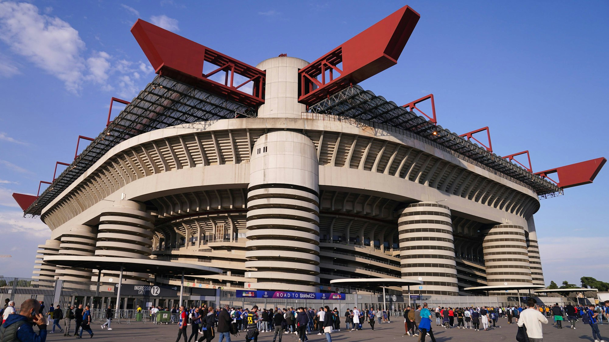 Ein Blick von außen auf das Stadio Giuseppe Meazza in Mailand, Heimspielstätte der Mailänder Klubs AC und Inter.