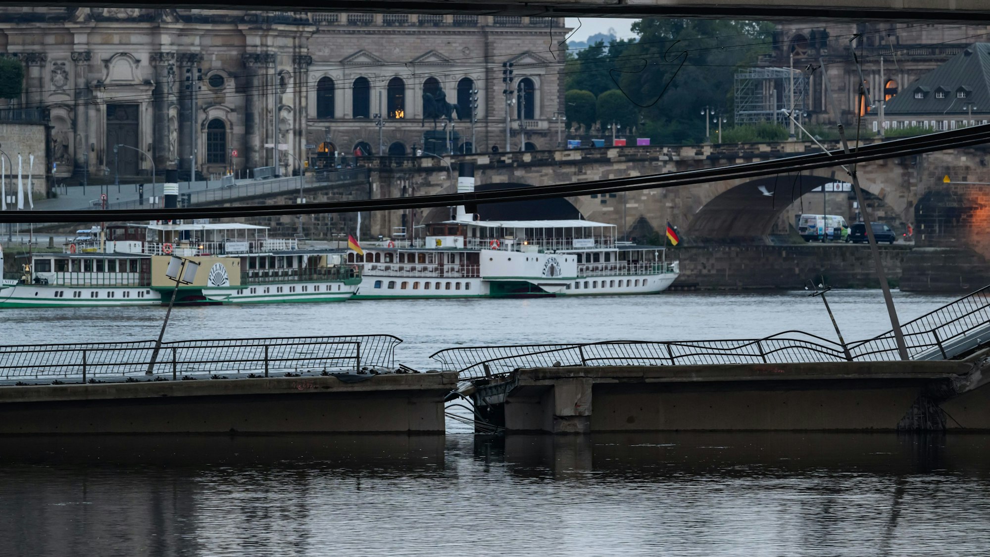 11.09.2024, Sachsen, Dresden: Teile der Carolabrücke über der Elbe sind eingestürzt. Foto: Robert Michael/dpa +++ dpa-Bildfunk +++