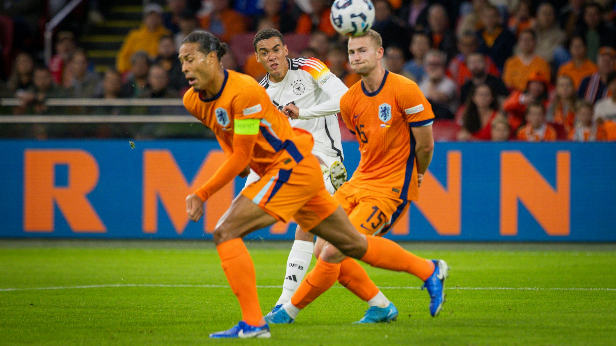 Jamal Musiala kommt beim Länderspiel zwischen Holland und Deutschland am Dienstag (10. September 2024) zum Abschluss, während Virgil van Dijk (l.) und Matthijs de Ligt (r.) einen Schritt zu spät dran sind.