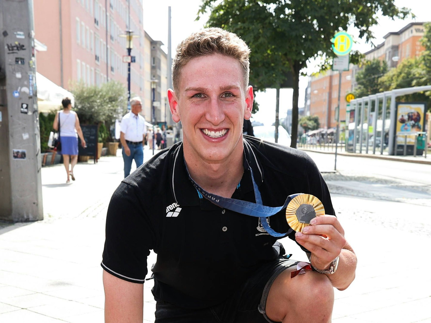 Lukas Märtens präsentiert seine Goldmedaille auf dem Sports Walk of Fame in Magdeburg.